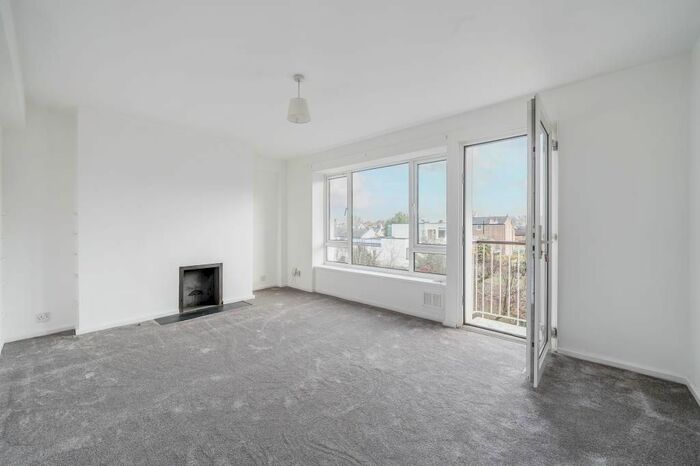 3 Bedroom Flat To Rent In Friars Stile Road, Richmond, TW10