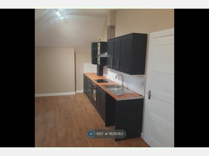 2 Bedroom Flat To Rent In Commercial Road, Llanhilleth, Abertillery, NP13