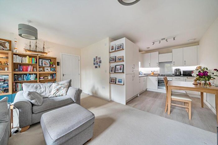 2 Bedroom Flat For Sale In Oak Leaf Way, Horndean, Waterlooville, PO8