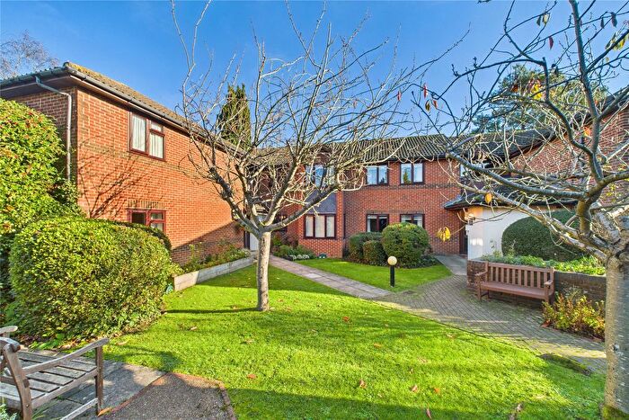 2 Bedroom Flat For Sale In Huntsgreen Court, Bracknell, Berkshire, RG12