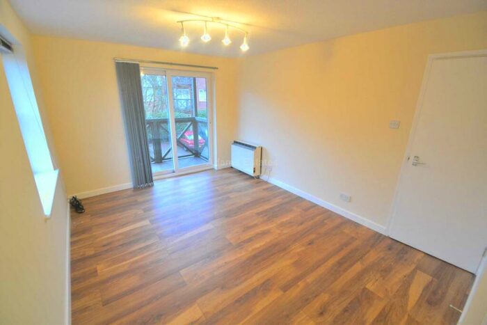 2 Bedroom Flat To Rent In Admirals Court, Reading, RG1
