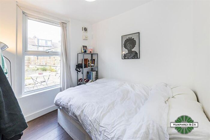 3 Bedroom Flat To Rent In Nile Close, London, N16