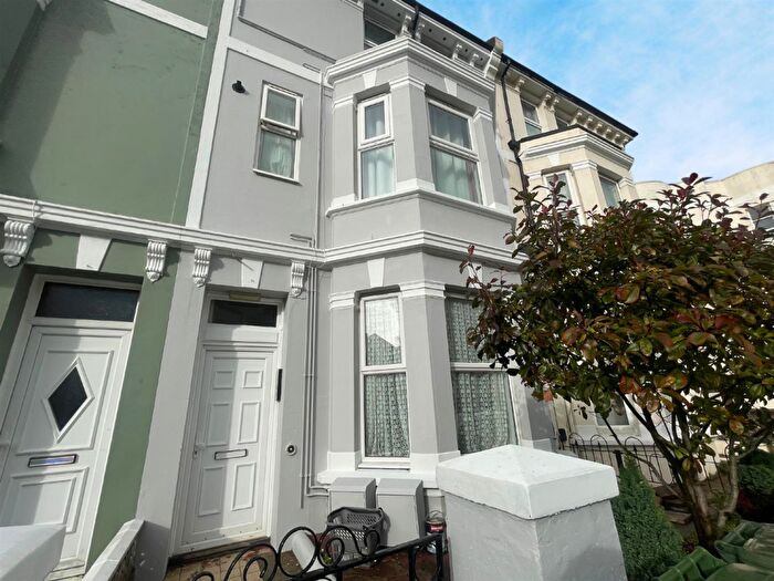 2 Bedroom Flat To Rent In Ceylon Place, Eastbourne, BN22
