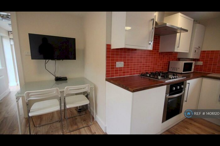 3 Bedroom Flat To Rent In Milton Works, Sheffield, S1