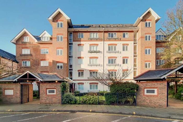 2 Bedroom Flat To Rent In Steadfast Road, Kingston, KT1