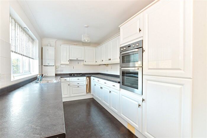 2 Bedroom Chalet For Sale In Cranleigh Gardens, Cowes, Isle Of Wight, PO31