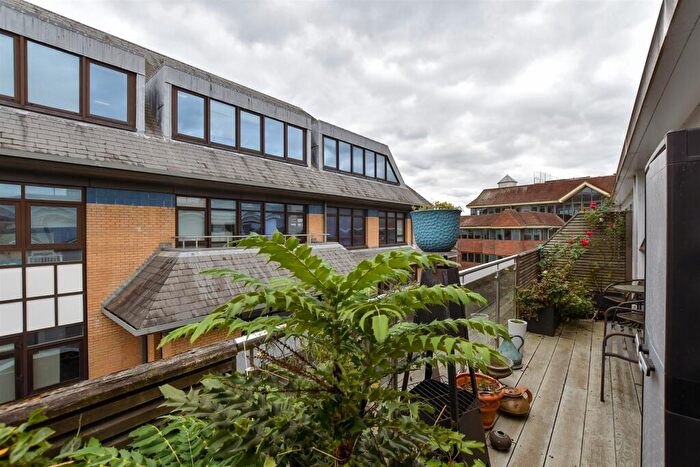 2 Bedroom Apartment For Sale In Chart Way, Horsham, West Sussex, RH12