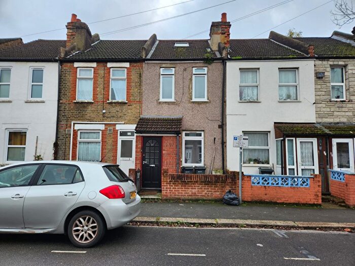 4 Bedroom Terraced House To Rent In Myrtle Road, Hounslow, TW3
