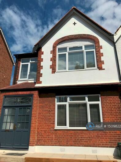 2 Bedroom Flat To Rent In Arnos Grove, London, N11