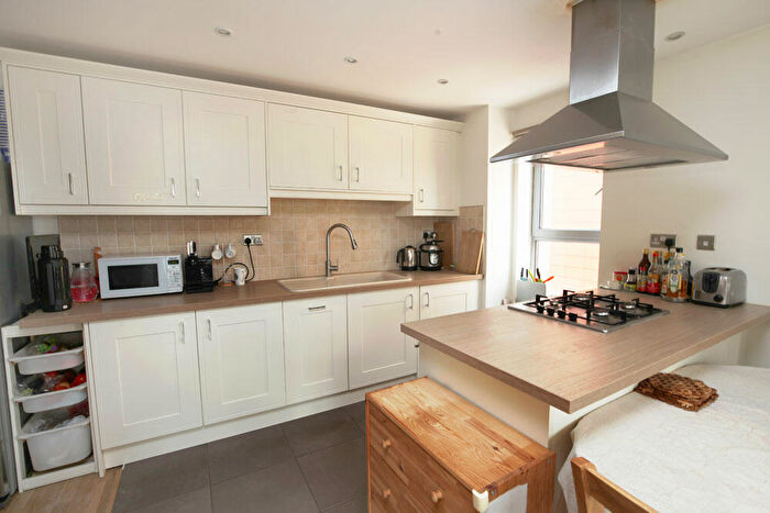 2 Bedroom Apartment To Rent In Queen Mary Avenue, South Woodford, E18