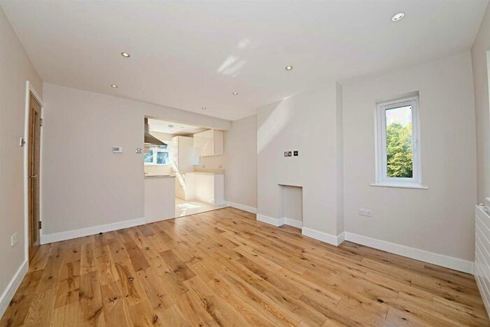 3 Bedroom Flat To Rent In St. Michael's Close, Finchley, N3