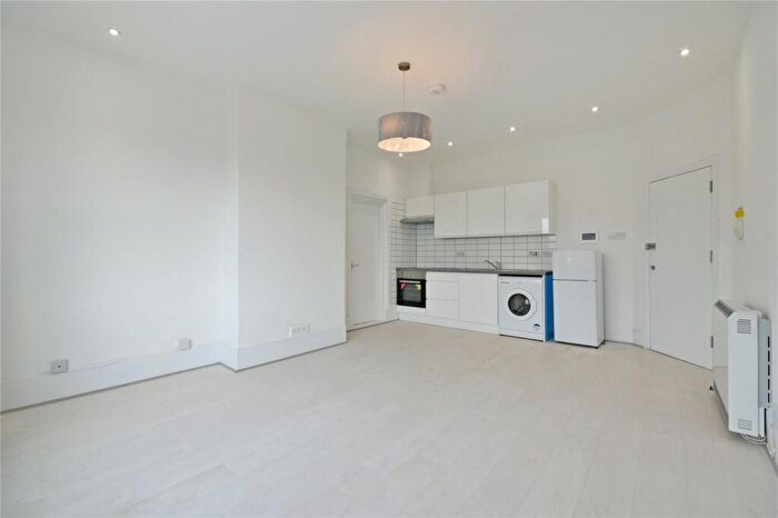 1 Bedroom Flat To Rent In Gainsborough Road, Woodside Park, N12