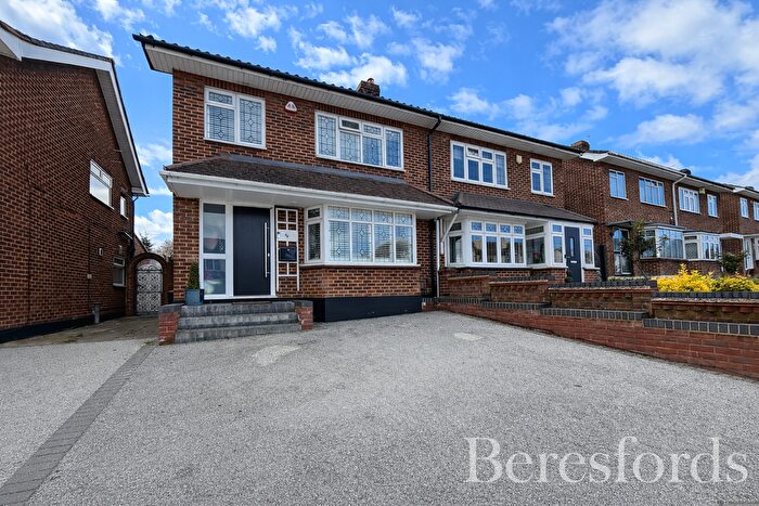3 Bedroom Semi-Detached House For Sale In Upminster Road, Hornchurch, RM12
