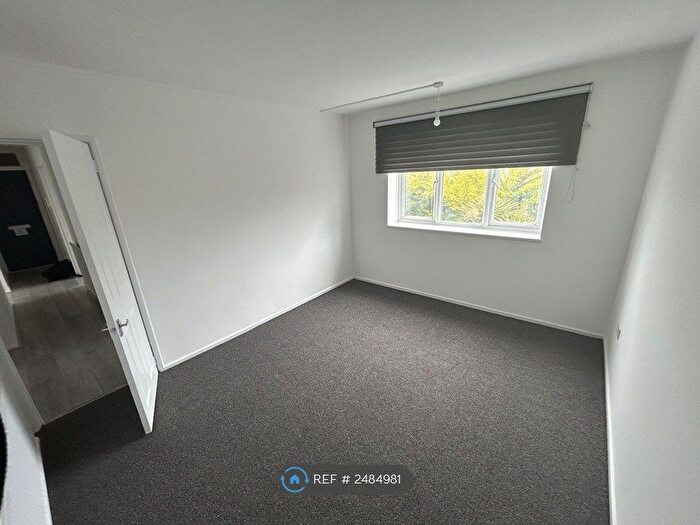 3 Bedroom Flat To Rent In Elgar House, London, N8