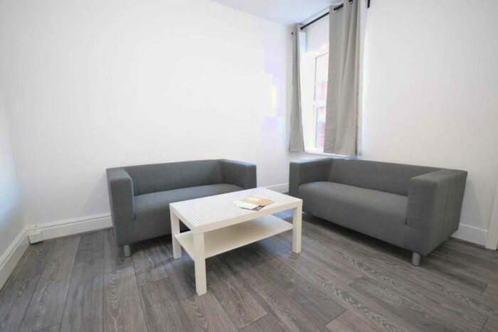 6 Bedroom Terraced House To Rent In Grange Avenue, Reading, RG6