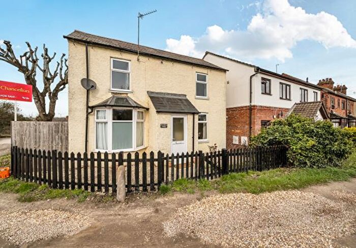 2 Bedroom Detached House For Sale In Gordon Road, Newbury, RG14