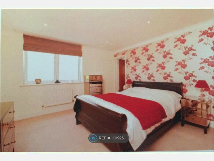 2 Bedroom Flat To Rent In Creswell Drive, Beckenham, BR3
