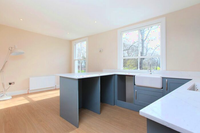 2 Bedroom Flat To Rent In The Pavement, Clapham Common, London, SW4