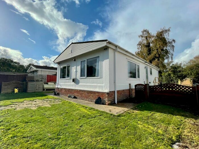 2 Bedroom Mobile/park Home For Sale In Lime Close, Thatcham, RG19