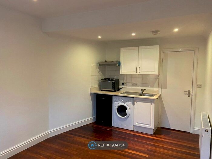 Studio To Rent In Cleveley Crescent, London, W5