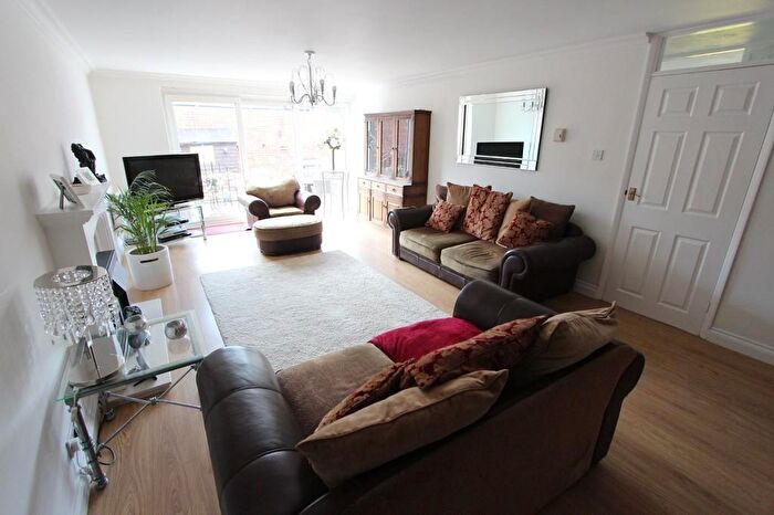 3 Bedroom Flat For Sale In Saint Johns Way, Solihull, B93