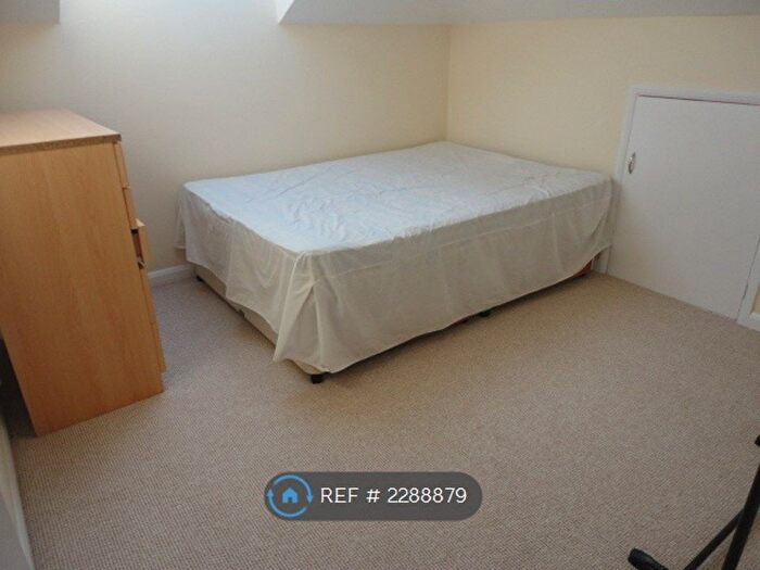 2 Bedroom Flat To Rent In Charwood Road, Wokingham, RG40