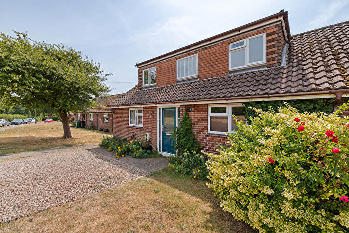 3 Bedroom Semi-Detached House For Sale In Duncan Road, Chichester, PO19