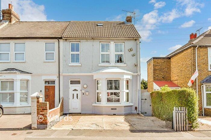 3 Bedroom End Of Terrace House For Sale In Canadian Avenue, Gillingham, Kent, ME7
