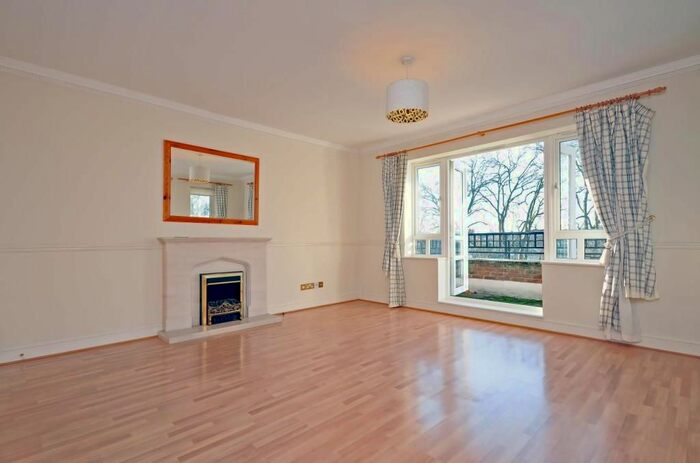 2 Bedroom Flat To Rent In Arun House, Maybate Avenue, KT2