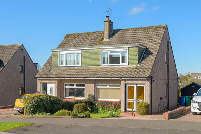 3 Bedroom Semi Detached House For Sale In Turnberry Drive, Kirkcaldy, KY2