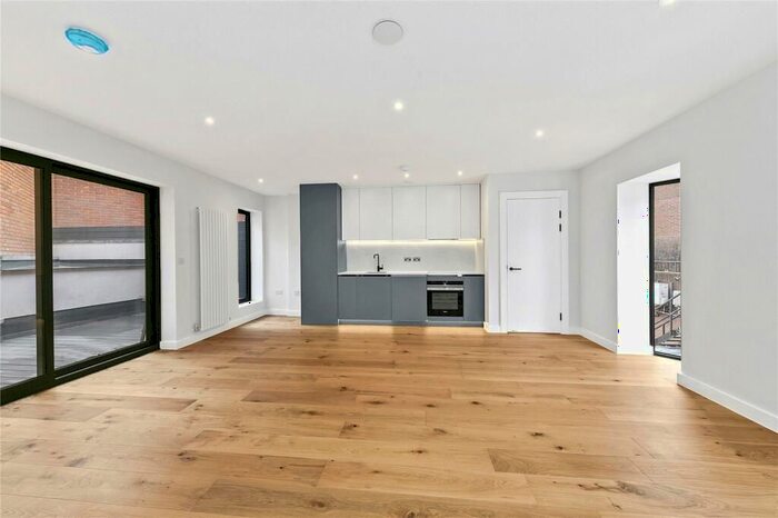 3 Bedroom Town House To Rent In Waterloo Place, Richmond, TW9