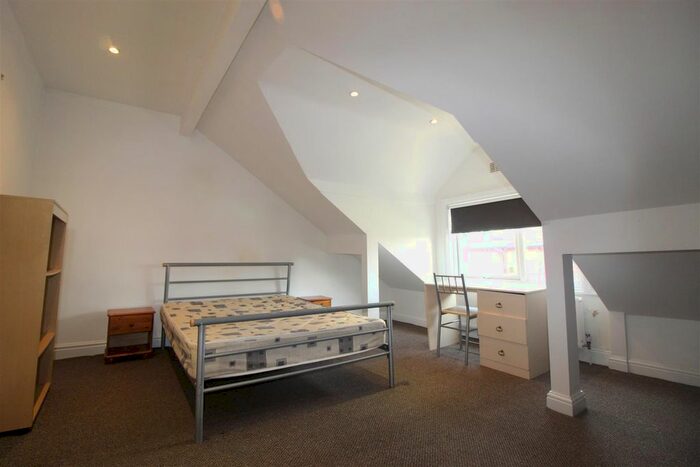 3 Bedroom Flat To Rent In Glebe Avenue, Burley, LS5