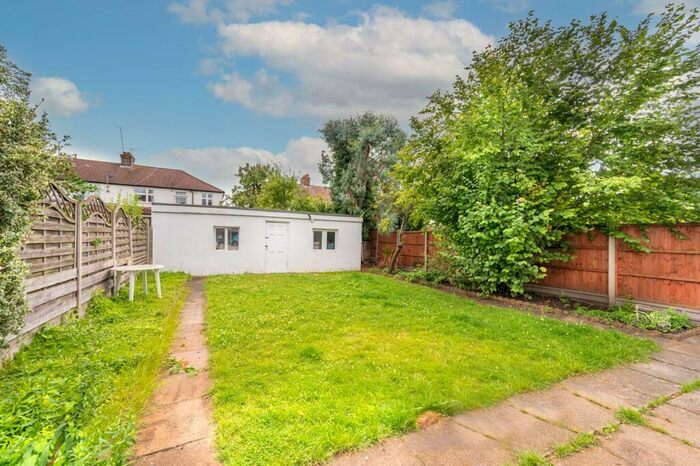 5 Bedroom Semi-Detached House To Rent In Wren Avenue, Cricklewood, London, NW2