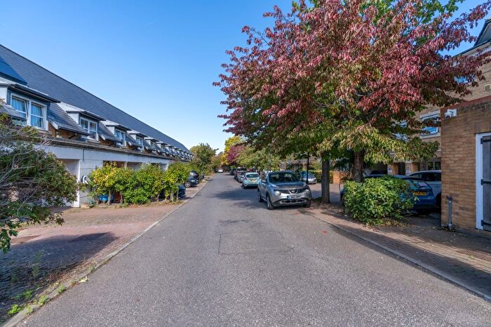 2 Bedroom Flat To Rent In Commissioners Court, New Stairs, Chatham, Kent, ME4