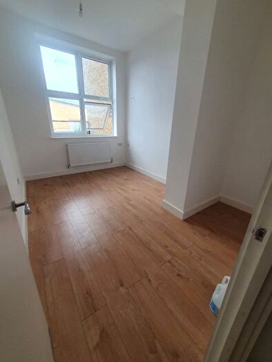 2 Bedroom Flat To Rent In Rushey Green, London, SE6