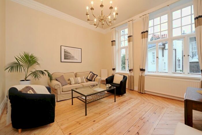2 Bedroom Flat To Rent In Kensington Court, London, W8