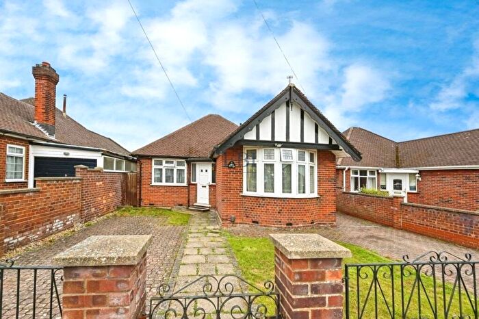 3 Bedroom Bungalow For Sale In Welbury Avenue, Luton, Bedfordshire, LU3