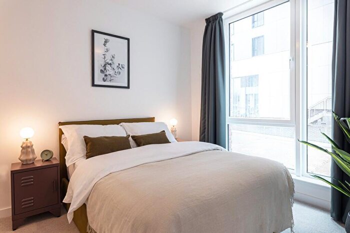 2 Bedroom Apartment To Rent In The Almere, Avebury Boulevard, Central Milton Keynes, Milton Keynes, MK9