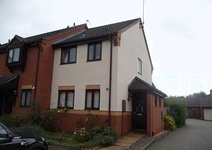 Semi-Detached House To Rent In Woodpecker Way, Northampton, NN4