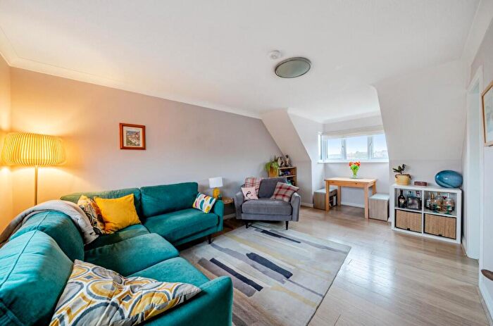 1 Bedroom Flat For Sale In Warren Road, Guildford, GU1