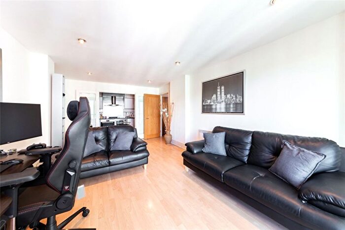 2 Bedroom Flat To Rent In Drake House, London, SW8