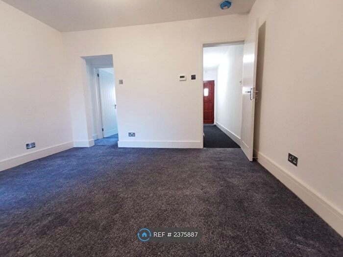 2 Bedroom Flat To Rent In Pitcroft Avenue, Reading, RG6