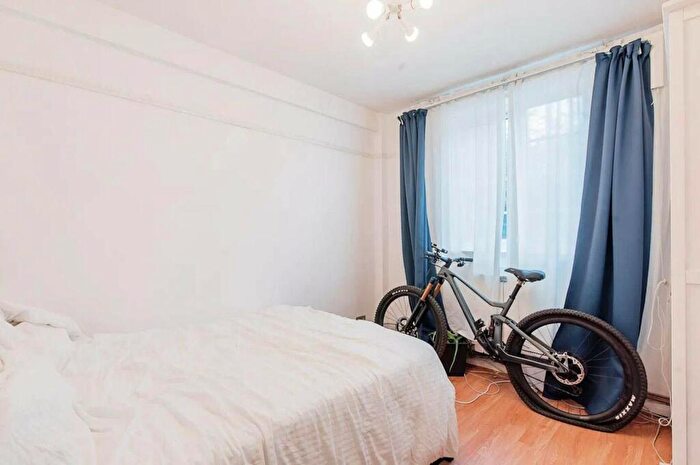 2 Bedroom Flat For Sale In Elmers End Road, Anerley, London, SE20
