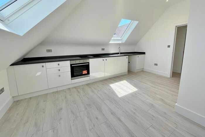 2 Bedroom Flat To Rent In Horley, Surrey, RH6