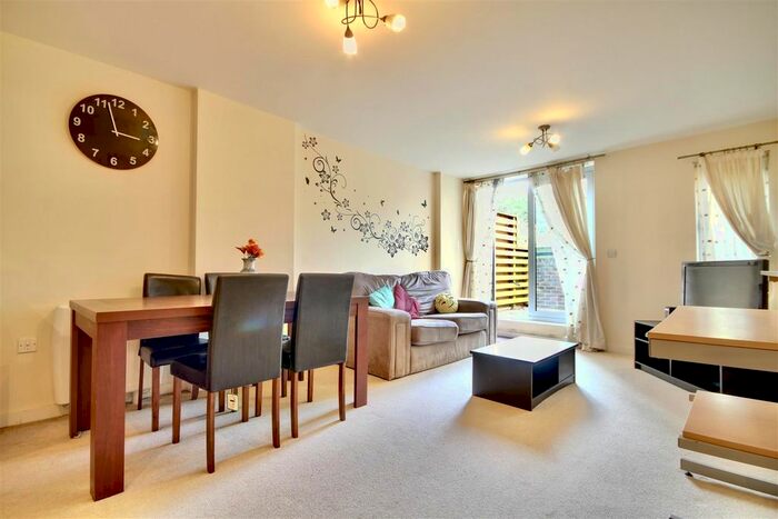 2 Bedroom Flat To Rent In Cross Street, Portsmouth, PO1