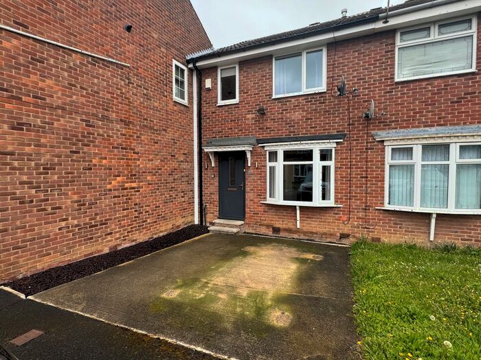 3 Bedroom Town House To Rent In Farnham Way, Wakefield, WF4