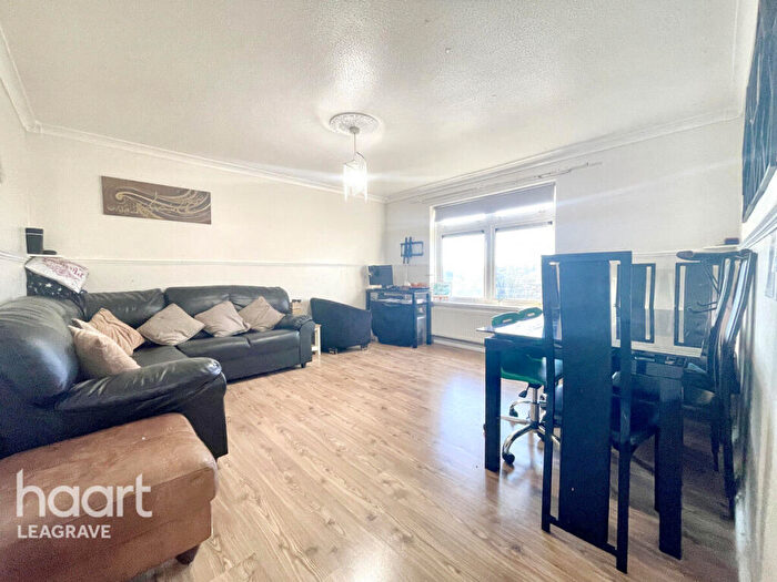2 Bedroom Apartment For Sale In Denham Close, Luton, LU3
