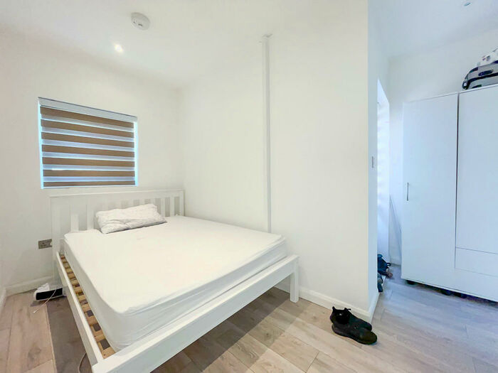 Studio To Rent In West Green Road, London, N15