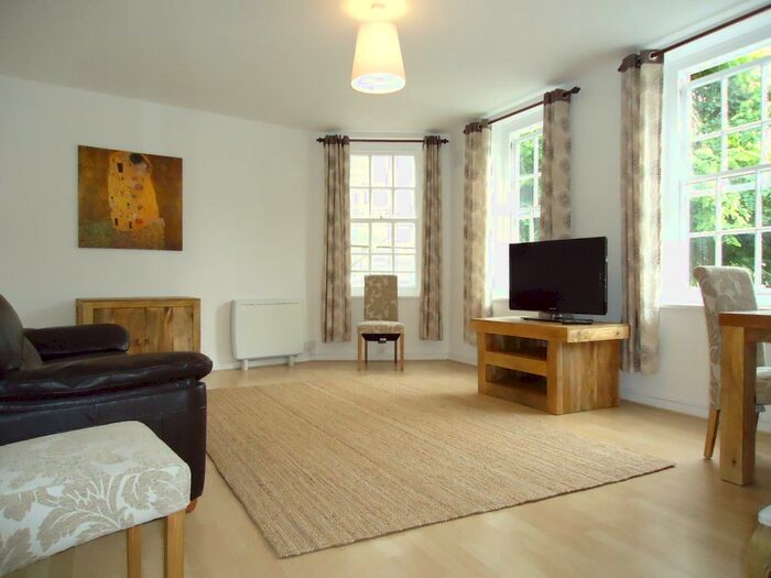 3 Bedroom Flat To Rent In Vicarage Crescent, London, SW11