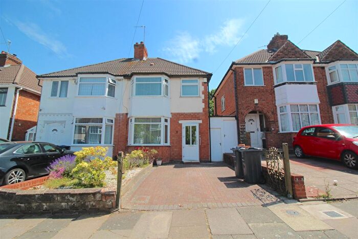 3 Bedroom Semi Detached House For Sale In Elmcroft Road, Birmingham, B26